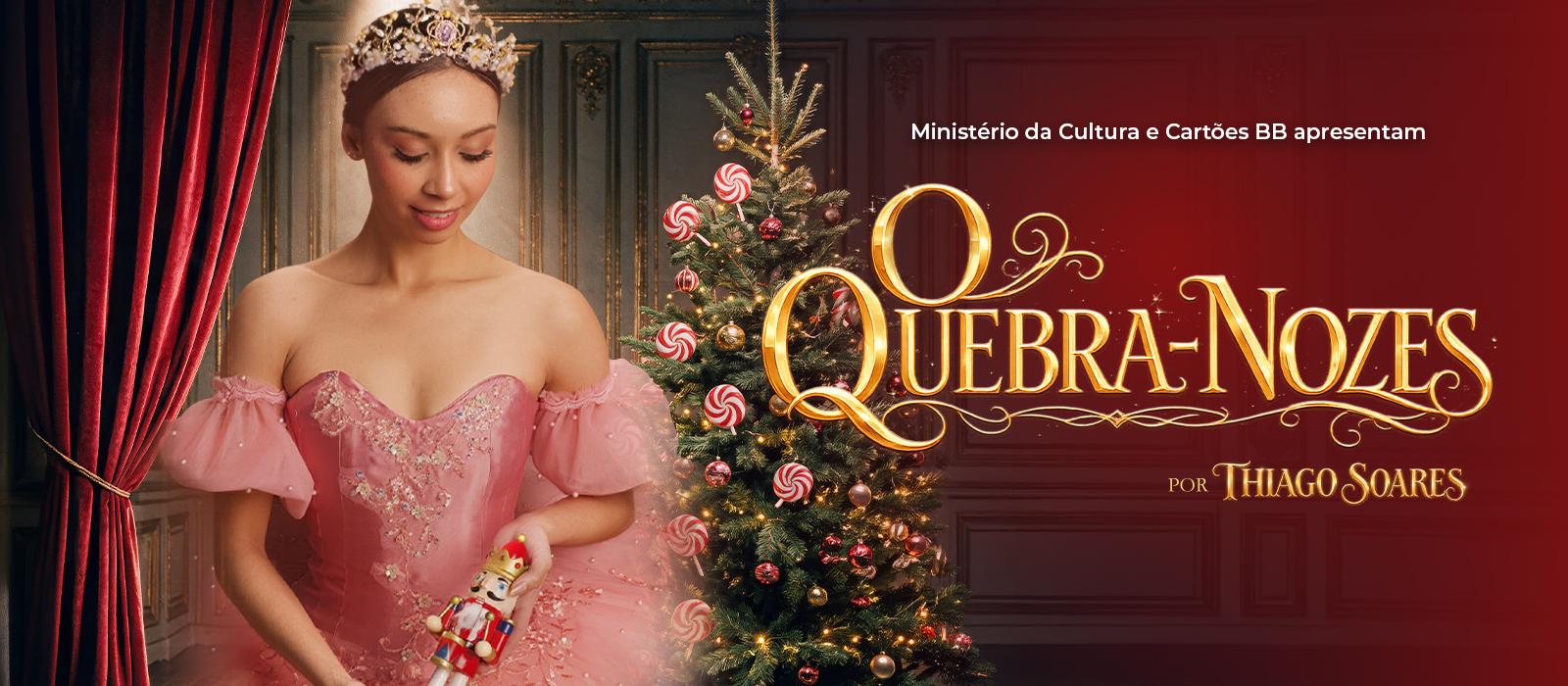Ministério da Cultura e Cartões BB apresentam O Quebra-Nozes por Thiago Soares. Bailarina com um boneco Quebra-Nozes ao lado de uma árvore de Natal.